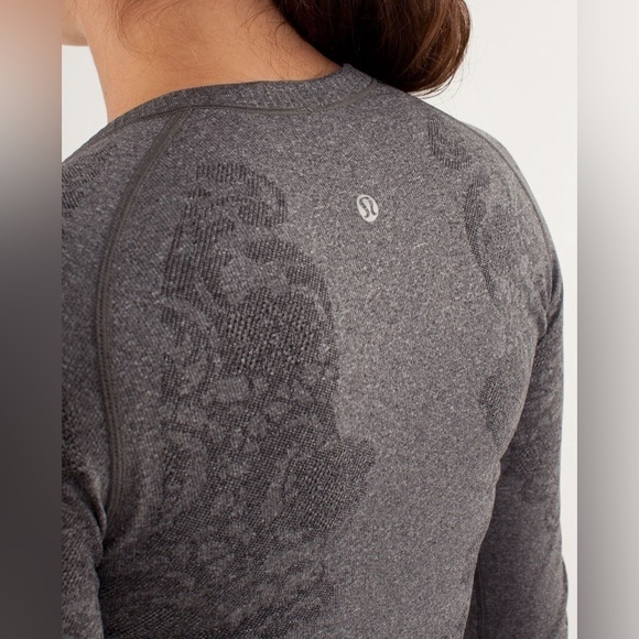 Lululemon Run: Swiftly Tech Long Sleeve Lace Design in Charcoal Gray Sz 4 - Picture 4 of 16